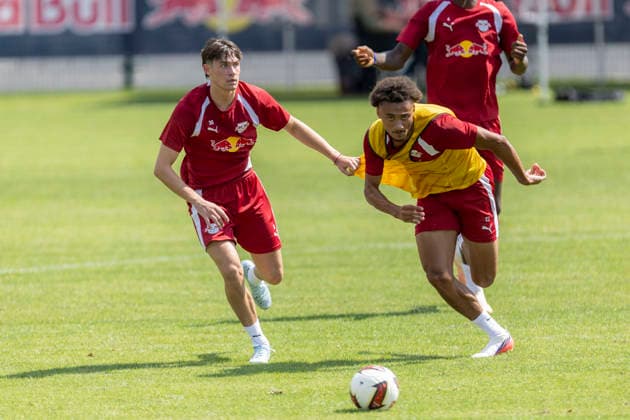 GER, Leipzig, Fussball, Pressekonferenz, Trainingsstart, medienoeffentliches Training im Bild v.l.: Andrija Maksimovic (RB Leipzig 30), Tidiam Gomis (RB Leipzig 27), Zweikampf 13.07.2026, RB Leipzig Trainingsakademie Cottaweg Leipzig DFL DFB REGULATIONS PROHIBIT ANY USE OF PHOTOGRAPHS AS IMAGE SEQUENCES AND OR QUASI-VIDEO, *** GER, Leipzig, Soccer, Press Conference, Start of Training, Open-to-the-Media Training Session (Pictured, from left): Andrija Maksimovic (RB Leipzig 30), Tidiam Gomis (RB Leipzig 27), Tackle, July 13, 2026, RB Leipzig Training Academy, Cottaweg, Leipzig. DFL and DFB regulations prohibit any use of photographs as image sequences and or quasi-video, Copyright: HMBxMedia PaulxFritz