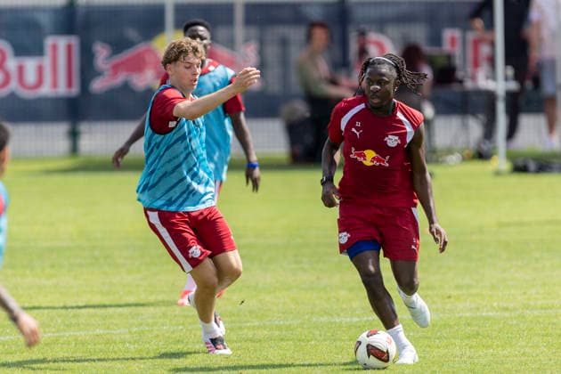 GER, Leipzig, Fussball, Pressekonferenz, Trainingsstart, medienoeffentliches Training im Bild v.l.: Benno Kaltefleiter (RB Leipzig 37), Johan Bakayoko (RB Leipzig 11), Zweikampf 13.07.2026, RB Leipzig Trainingsakademie Cottaweg Leipzig DFL DFB REGULATIONS PROHIBIT ANY USE OF PHOTOGRAPHS AS IMAGE SEQUENCES AND OR QUASI-VIDEO, *** GER, Leipzig, Soccer, Press Conference, Start of Training, Media-Open Training Session (Pictured, from left): Benno Kaltefleiter (RB Leipzig 37), Johan Bakayoko (RB Leipzig 11), Tackle, July 13, 2026, RB Leipzig Training Academy, Cottaweg, Leipzig; DFL, DFB regulations prohibit any use of photographs as image sequences and or quasi-video, Copyright: HMBxMedia PaulxFritz