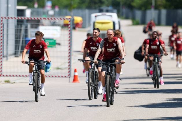 Die Mannschaft kommt zum Training, Marius Wolf 27 (FC Augsburg), Robin Fellhauer 19 (FC Augsburg), Keven Schlotterbeck 31 (FC Augsbburg), Training FC Augsburg, Fussball, 1. Bundesliga, Saison 2026 27, 13.07.2026 Augsburg Bayern Deutschland *** The team arrives for practice: Marius Wolf (27, FC Augsburg), Robin Fellhauer (19, FC Augsburg), Keven Schlotterbeck (31, FC Augsburg); FC Augsburg practice; soccer; 1st Bundesliga, 2026–27 season, July 13, 2026, Augsburg, Bavaria, Germany Copyright: xkolbert-press ChristianxKolbertx