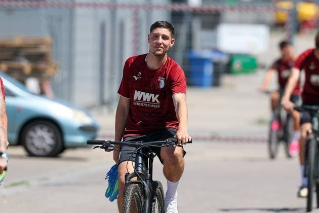 Die Mannschaft kommt zum Training, Keven Schlotterbeck 31 (FC Augsbburg), Training FC Augsburg, Fussball, 1. Bundesliga, Saison 2026 27, 13.07.2026 Augsburg Bayern Deutschland *** The team arrives for practice; Keven Schlotterbeck, 31, FC Augsburg; FC Augsburg practice; soccer; Bundesliga 1; 2026–27 season; July 13, 2026; Augsburg, Bavaria, Germany Copyright: xkolbert-press ChristianxKolbertx