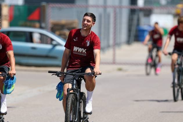 Die Mannschaft kommt zum Training, Keven Schlotterbeck 31 (FC Augsbburg), Training FC Augsburg, Fussball, 1. Bundesliga, Saison 2026 27, 13.07.2026 Augsburg Bayern Deutschland *** The team arrives for practice; Keven Schlotterbeck, 31, FC Augsburg; FC Augsburg practice; soccer; Bundesliga 1; 2026–27 season; July 13, 2026; Augsburg, Bavaria, Germany Copyright: xkolbert-press ChristianxKolbertx