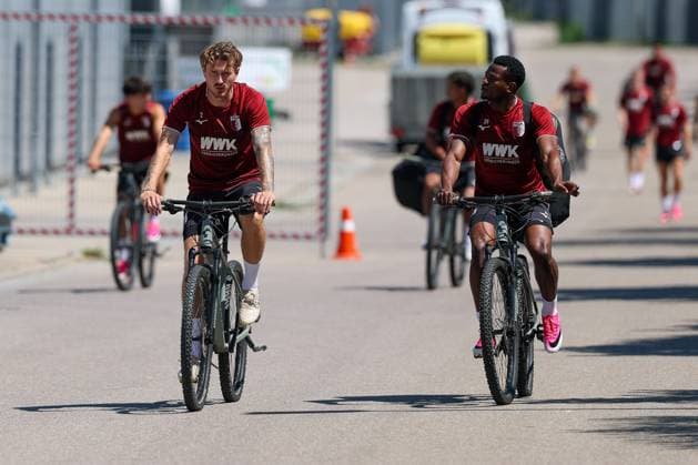 Die Mannschaft kommt zum Training, Calvin Brackelmann 2 (FC Augsburg), Uchenna Ogundu 39 (FC Augsburg), Training FC Augsburg, Fussball, 1. Bundesliga, Saison 2026 27, 13.07.2026 Augsburg Bayern Deutschland *** The team arrives for practice: Calvin Brackelmann (No. 2, FC Augsburg), Uchenna Ogundu (No. 39, FC Augsburg); FC Augsburg practice; soccer; Bundesliga 1; 2026–27 season; July 13, 2026; Augsburg, Bavaria, Germany Copyright: xkolbert-press ChristianxKolbertx