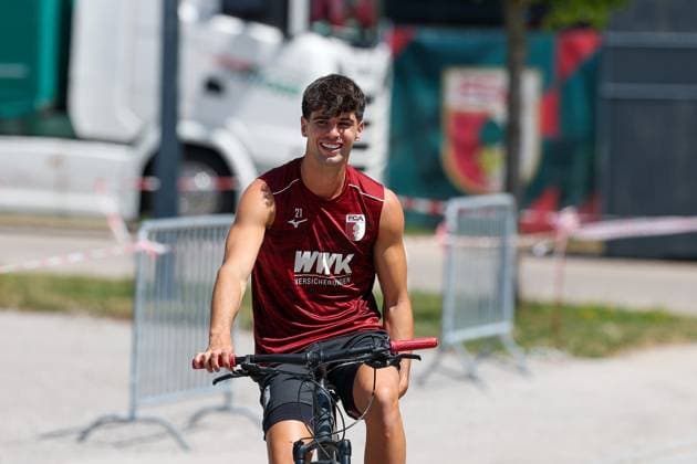 Die Mannschaft kommt zum Training, Rodrigo Ribeiro 21 (FC Augsburg), Training FC Augsburg, Fussball, 1. Bundesliga, Saison 2026 27, 13.07.2026 Augsburg Bayern Deutschland *** The team arrives for practice; Rodrigo Ribeiro, 21, FC Augsburg; FC Augsburg practice; soccer; Bundesliga 1; 2026–27 season; July 13, 2026; Augsburg, Bavaria, Germany Copyright: xkolbert-press ChristianxKolbertx