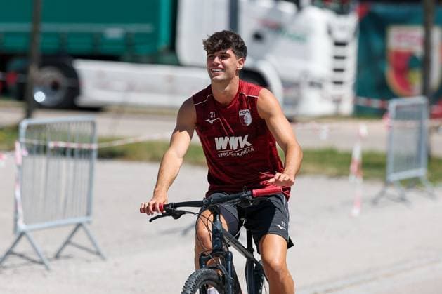 Die Mannschaft kommt zum Training, Rodrigo Ribeiro 21 (FC Augsburg), Training FC Augsburg, Fussball, 1. Bundesliga, Saison 2026 27, 13.07.2026 Augsburg Bayern Deutschland *** The team arrives for practice; Rodrigo Ribeiro, 21, FC Augsburg; FC Augsburg practice; soccer; Bundesliga 1; 2026–27 season; July 13, 2026; Augsburg, Bavaria, Germany Copyright: xkolbert-press ChristianxKolbertx