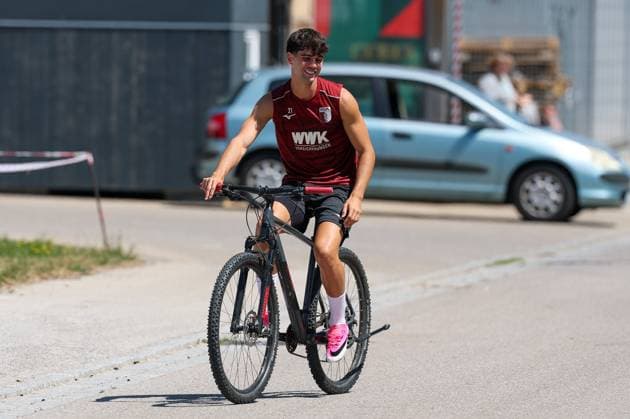 Die Mannschaft kommt zum Training, Rodrigo Ribeiro 21 (FC Augsburg), Training FC Augsburg, Fussball, 1. Bundesliga, Saison 2026 27, 13.07.2026 Augsburg Bayern Deutschland *** The team arrives for practice; Rodrigo Ribeiro, 21, FC Augsburg; FC Augsburg practice; soccer; Bundesliga 1; 2026–27 season; July 13, 2026; Augsburg, Bavaria, Germany Copyright: xkolbert-press ChristianxKolbertx