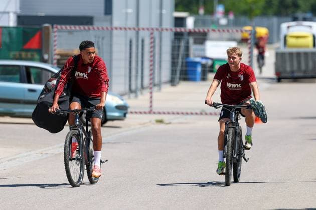 Die Mannschaft kommt zum Training, Noahkai Banks 40 (FC Augsburg), Hennes Behrens 16 FC Augsbburg), Training FC Augsburg, Fussball, 1. Bundesliga, Saison 2026 27, 13.07.2026 Augsburg Bayern Deutschland *** The team arrives for practice: Noahkai Banks (40, FC Augsburg), Hennes Behrens (16, FC Augsburg); FC Augsburg practice; soccer; Bundesliga 1; 2026–27 season; July 13, 2026; Augsburg, Bavaria, Germany Copyright: xkolbert-press ChristianxKolbertx