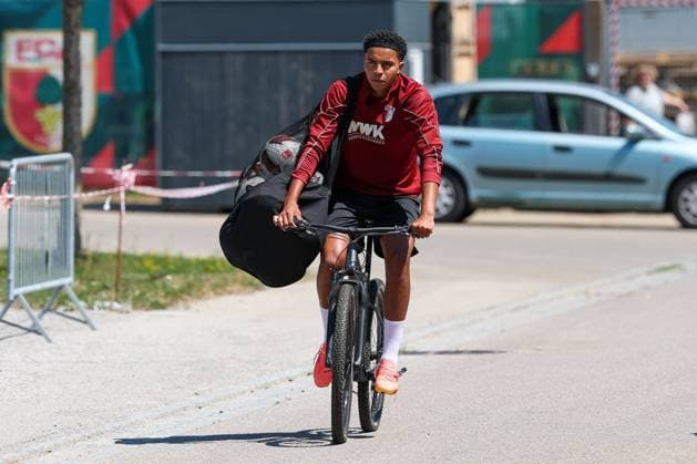 Die Mannschaft kommt zum Training, Noahkai Banks 40 (FC Augsburg), Training FC Augsburg, Fussball, 1. Bundesliga, Saison 2026 27, 13.07.2026 Augsburg Bayern Deutschland *** The team arrives for practice; Noahkai Banks, No. 40, FC Augsburg; FC Augsburg practice; soccer; Bundesliga 1; 2026–27 season; July 13, 2026; Augsburg, Bavaria, Germany Copyright: xkolbert-press ChristianxKolbertx