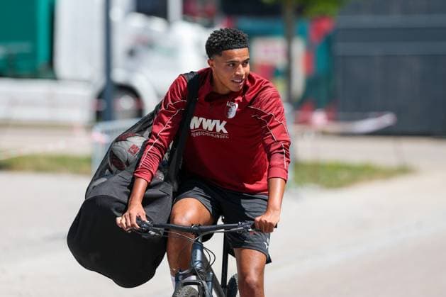 Die Mannschaft kommt zum Training, Noahkai Banks 40 (FC Augsburg), Training FC Augsburg, Fussball, 1. Bundesliga, Saison 2026 27, 13.07.2026 Augsburg Bayern Deutschland *** The team arrives for practice; Noahkai Banks, No. 40, FC Augsburg; FC Augsburg practice; soccer; Bundesliga 1; 2026–27 season; July 13, 2026; Augsburg, Bavaria, Germany Copyright: xkolbert-press ChristianxKolbertx