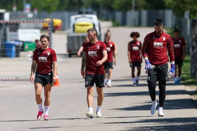 Die Mannschaft kommt zum Training, Mads Pedersen 3 (FC Augsburg), Jeffrey Gouweleeuw 6 (FC Augsburg), Nediljko Labrovic 22 (FC Augsburg), Training FC Augsburg, Fussball, 1. Bundesliga, Saison 2026 27, 13.07.2026 Augsburg Bayern Deutschland *** The team arrives for practice: Mads Pedersen (3, FC Augsburg), Jeffrey Gouweleeuw (6, FC Augsburg), Nediljko Labrovic (22, FC Augsburg); FC Augsburg practice; soccer; 1st Bundesliga, 2026–27 season, July 13, 2026, Augsburg, Bavaria, Germany Copyright: xkolbert-press ChristianxKolbertx