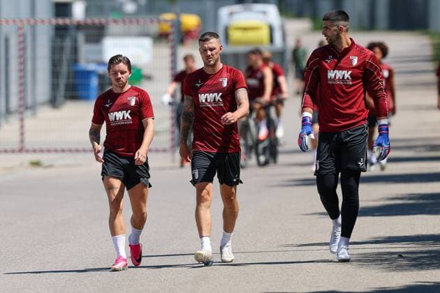 Die Mannschaft kommt zum Training, Mads Pedersen 3 (FC Augsburg), Jeffrey Gouweleeuw 6 (FC Augsburg), Nediljko Labrovic 22 (FC Augsburg), Training FC Augsburg, Fussball, 1. Bundesliga, Saison 2026 27, 13.07.2026 Augsburg Bayern Deutschland *** The team arrives for practice: Mads Pedersen (3, FC Augsburg), Jeffrey Gouweleeuw (6, FC Augsburg), Nediljko Labrovic (22, FC Augsburg); FC Augsburg practice; soccer; 1st Bundesliga, 2026–27 season, July 13, 2026, Augsburg, Bavaria, Germany Copyright: xkolbert-press ChristianxKolbertx
