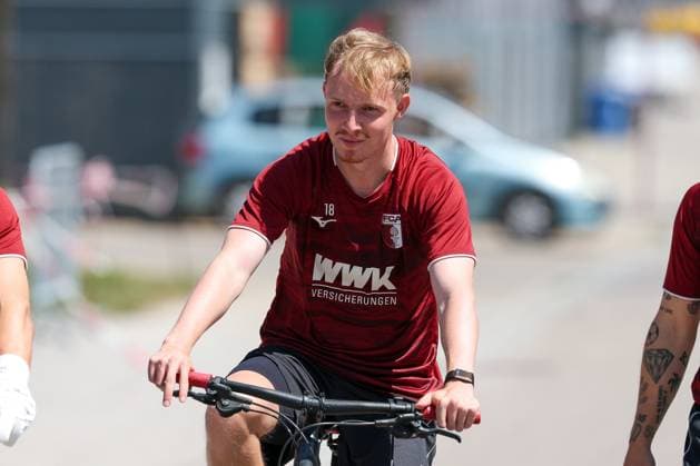 Die Mannschaft kommt zum Training, Tim Breithaupt 18 (FC Augsburg), Training FC Augsburg, Fussball, 1. Bundesliga, Saison 2026 27, 13.07.2026 Augsburg Bayern Deutschland *** The team arrives for practice; Tim Breithaupt, FC Augsburg No. 18; FC Augsburg practice; soccer; Bundesliga 1; 2026–27 season; July 13, 2026; Augsburg, Bavaria, Germany Copyright: xkolbert-press ChristianxKolbertx