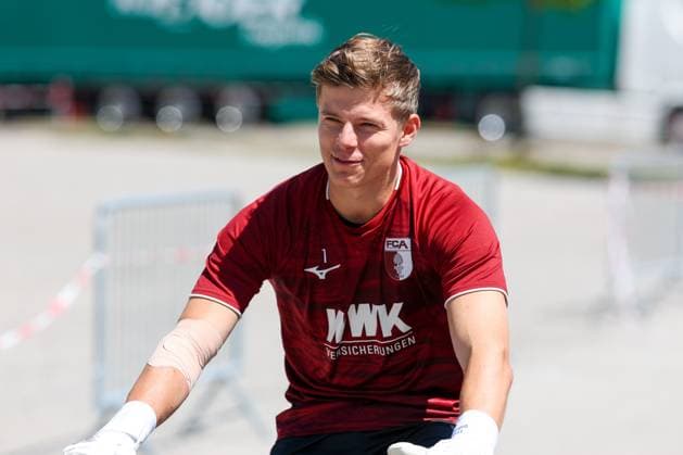Die Mannschaft kommt zum Training, Finn Dahmen 1 (FC Augsburg), Training FC Augsburg, Fussball, 1. Bundesliga, Saison 2026 27, 13.07.2026 Augsburg Bayern Deutschland *** The team arrives for practice; Finn Dahmen, 1. FC Augsburg; 1. FC Augsburg practice; soccer; Bundesliga; 2026–27 season; July 13, 2026; Augsburg, Bavaria, Germany Copyright: xkolbert-press ChristianxKolbertx