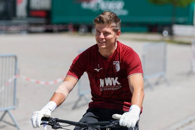 Die Mannschaft kommt zum Training, Finn Dahmen 1 (FC Augsburg), Training FC Augsburg, Fussball, 1. Bundesliga, Saison 2026 27, 13.07.2026 Augsburg Bayern Deutschland *** The team arrives for practice; Finn Dahmen, 1. FC Augsburg; 1. FC Augsburg practice; soccer; Bundesliga; 2026–27 season; July 13, 2026; Augsburg, Bavaria, Germany Copyright: xkolbert-press ChristianxKolbertx