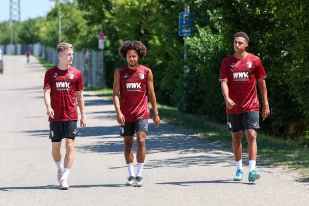 Die Mannschaft kommt zum Training, Anton Kade 30 (FC Augsburg), Han-Noah Massengo 4 (FC Augsburg), Sima Suso 8 (FC Augsburg), Training FC Augsburg, Fussball, 1. Bundesliga, Saison 2026 27, 13.07.2026 Augsburg Bayern Deutschland *** The team arrives for practice: Anton Kade (30, FC Augsburg), Han Noah Massengo (4, FC Augsburg), Sima Suso (8, FC Augsburg); FC Augsburg practice; soccer; Bundesliga 1; 2026–27 season; July 13, 2026; Augsburg, Bavaria, Germany Copyright: xkolbert-press ChristianxKolbertx