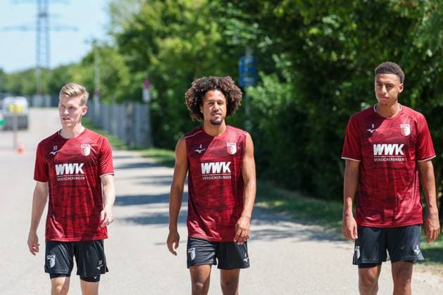 Die Mannschaft kommt zum Training, Anton Kade 30 (FC Augsburg), Han-Noah Massengo 4 (FC Augsburg), Sima Suso 8 (FC Augsburg), Training FC Augsburg, Fussball, 1. Bundesliga, Saison 2026 27, 13.07.2026 Augsburg Bayern Deutschland *** The team arrives for practice: Anton Kade (30, FC Augsburg), Han Noah Massengo (4, FC Augsburg), Sima Suso (8, FC Augsburg); FC Augsburg practice; soccer; Bundesliga 1; 2026–27 season; July 13, 2026; Augsburg, Bavaria, Germany Copyright: xkolbert-press ChristianxKolbertx