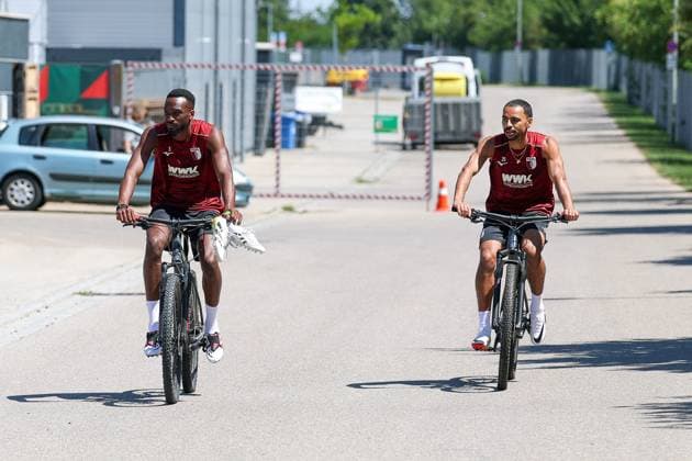 Die Mannschaft kommt zum Training, Chrislain Matsima 5 (FC Augsburg), Alexis Claude-Maurice 20 (FC Augsburg), Training FC Augsburg, Fussball, 1. Bundesliga, Saison 2026 27, 13.07.2026 Augsburg Bayern Deutschland *** The team arrives for practice: Chrislain Matsima 5 FC Augsburg, Alexis Claude Maurice 20 FC Augsburg; FC Augsburg practice; soccer; Bundesliga 1; 2026–27 season; July 13, 2026; Augsburg, Bavaria, Germany Copyright: xkolbert-press ChristianxKolbertx