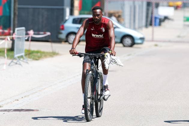 Die Mannschaft kommt zum Training, Chrislain Matsima 5 (FC Augsburg), Training FC Augsburg, Fussball, 1. Bundesliga, Saison 2026 27, 13.07.2026 Augsburg Bayern Deutschland *** The team arrives for practice; Chrislain Matsima, No. 5, FC Augsburg; FC Augsburg practice; soccer; Bundesliga 1; 2026–27 season; July 13, 2026; Augsburg, Bavaria, Germany Copyright: xkolbert-press ChristianxKolbertx