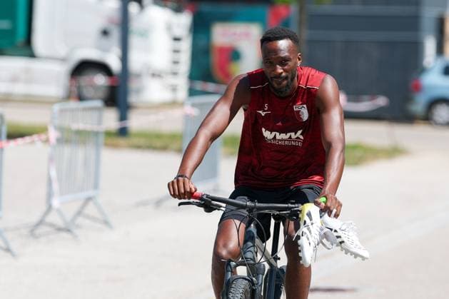Die Mannschaft kommt zum Training, Chrislain Matsima 5 (FC Augsburg), Training FC Augsburg, Fussball, 1. Bundesliga, Saison 2026 27, 13.07.2026 Augsburg Bayern Deutschland *** The team arrives for practice; Chrislain Matsima, No. 5, FC Augsburg; FC Augsburg practice; soccer; Bundesliga 1; 2026–27 season; July 13, 2026; Augsburg, Bavaria, Germany Copyright: xkolbert-press ChristianxKolbertx