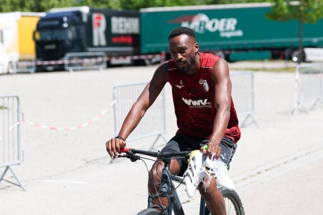 Die Mannschaft kommt zum Training, Chrislain Matsima 5 (FC Augsburg), Training FC Augsburg, Fussball, 1. Bundesliga, Saison 2026 27, 13.07.2026 Augsburg Bayern Deutschland *** The team arrives for practice; Chrislain Matsima, No. 5, FC Augsburg; FC Augsburg practice; soccer; Bundesliga 1; 2026–27 season; July 13, 2026; Augsburg, Bavaria, Germany Copyright: xkolbert-press ChristianxKolbertx
