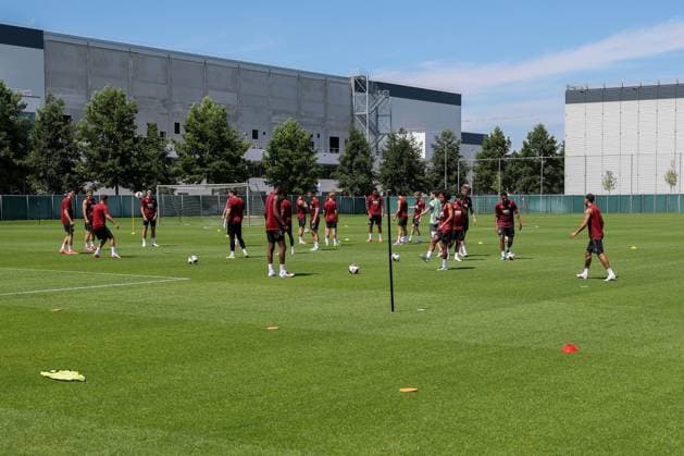 Die Spieler machen sich warm, Training FC Augsburg, Fussball, 1. Bundesliga, Saison 2026 27, 13.07.2026 Augsburg Bayern Deutschland *** The players are warming up, FC Augsburg training, soccer, Bundesliga 1, 2026–27 season, July 13, 2026, Augsburg, Bavaria, Germany Copyright: xkolbert-press ChristianxKolbertx