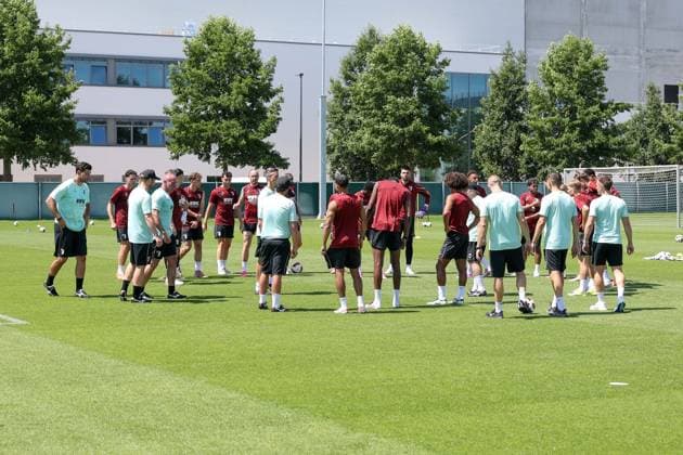 Chef-Trainer Manuel Baum (FC Augsburg) haelt eine Ansprache an die Mannschaft, Training FC Augsburg, Fussball, 1. Bundesliga, Saison 2026 27, 13.07.2026 Augsburg Bayern Deutschland *** FC Augsburg Head Coach Manuel Baum addresses the team, FC Augsburg training, soccer, Bundesliga 1, 2026–27 season, July 13, 2026, Augsburg, Bavaria, Germany Copyright: xkolbert-press ChristianxKolbertx