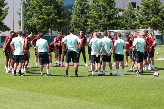 Chef-Trainer Manuel Baum (FC Augsburg) haelt eine Ansprache an die Mannschaft, Training FC Augsburg, Fussball, 1. Bundesliga, Saison 2026 27, 13.07.2026 Augsburg Bayern Deutschland *** FC Augsburg Head Coach Manuel Baum addresses the team, FC Augsburg training, soccer, Bundesliga 1, 2026–27 season, July 13, 2026, Augsburg, Bavaria, Germany Copyright: xkolbert-press ChristianxKolbertx