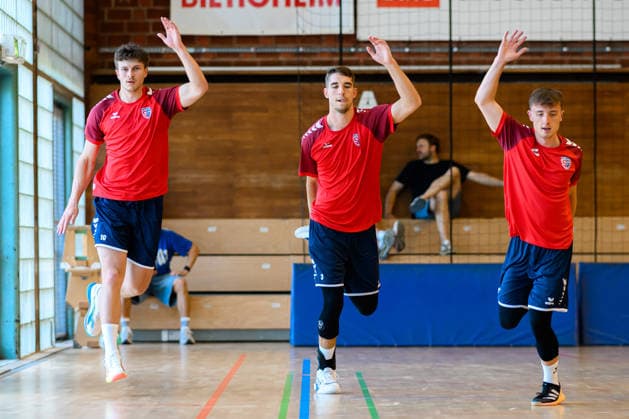 Bietigheim: HBL - 26 27 - SG BBM Bietigheim - Trainingsauftakt v.li. Jonas Josef (Bietigheim), Nikola Vlahovic (Bietigheim), Nico Bacani (Bietigheim) Bietigheim-Bissingen Halle am Viadukt Baden-Württemberg Deutschland *** Bietigheim HBL 26 27 SG BBM Bietigheim: Start of training (from left): Jonas Josef (Bietigheim), Nikola Vlahovic (Bietigheim), Nico Bacani (Bietigheim); Bietigheim Bissingen, Halle am Viadukt, Baden-Württemberg, Germany