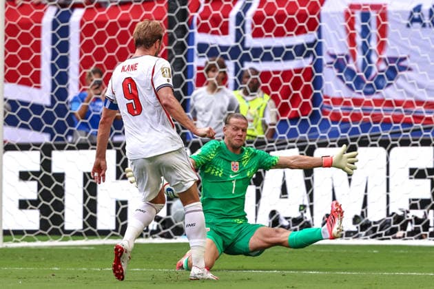 July 11, 2026, Miami Gardens, Florida, USA: Harry Kane 9 of England shoots on goal as Orjan Nyland 1 of Norway attempts to save during a FIFA World Cup, WM, Weltmeisterschaft, Fussball 2026 Quarter-Final match - between Norway and England. Miami Gardens USA - ZUMAa257 20260711_zsp_a257_020 Copyright: xChrisxArjoonx