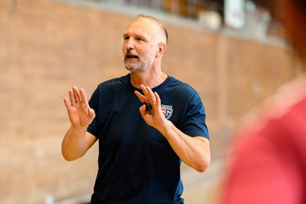 Bietigheim: HBL - 26 27 - SG BBM Bietigheim - Trainingsauftakt Trainer Hartmut Mayerhoffer (Bietigheim) Bietigheim-Bissingen Halle am Viadukt Baden-Württemberg Deutschland *** Bietigheim HBL 26 27 SG BBM Bietigheim Start of Training Coach Hartmut Mayerhoffer Bietigheim Bietigheim Bissingen Halle am Viadukt Baden-Württemberg Germany