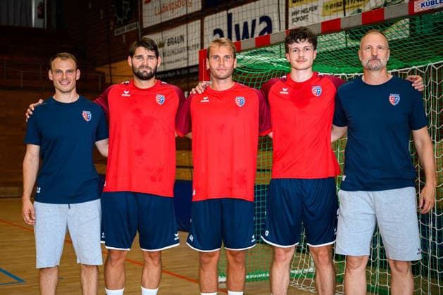 Bietigheim: HBL - 26 27 - SG BBM Bietigheim - Trainingsauftakt v.li. Athletik-Trainer Lando Schwekendiek (Bietigheim), Marcus Norrbrink (Bietigheim), Mathias Larson (Bietigheim), Jonas Josef (Bietigheim), Trainer Hartmut Mayerhoffer (Bietigheim) Bietigheim-Bissingen Halle am Viadukt Baden-Württemberg Deutschland *** Bietigheim HBL 26 27 SG BBM Bietigheim: Start of training (from left): Athletic Trainer Lando Schwekendiek (Bietigheim), Marcus Norrbrink (Bietigheim), Mathias Larson (Bietigheim), Jonas Josef (Bietigheim), Coach Hartmut Mayerhoffer (Bietigheim), Bietigheim-Bissingen, Halle am Viadukt, Baden-Württemberg, Germany
