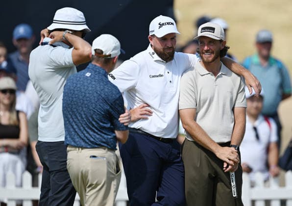Shane Lowry (IRE) and Tommy Fleetwood (ENG) embrace on the Putting Green 154th Open Golf Championships, Royal Birkdale, Southport, UK - 13 Jul 2026Southport Royal Birkdale United Kingdom  Copyright: xGreigxCowie Shutterstockx 16988288cd