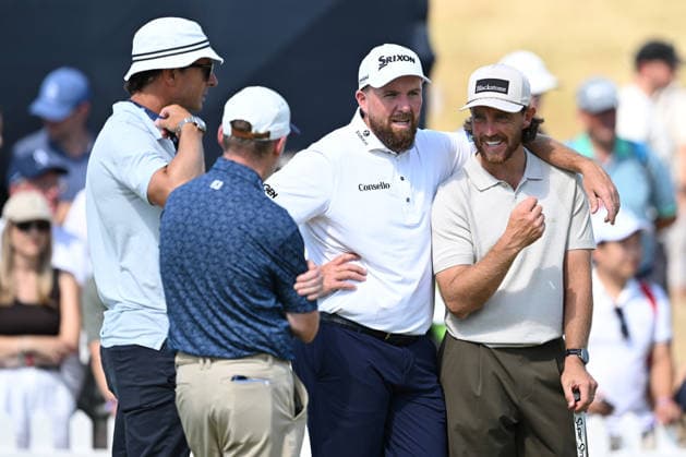Shane Lowry (IRE) and Tommy Fleetwood (ENG) embrace on the Putting Green 154th Open Golf Championships, Royal Birkdale, Southport, UK - 13 Jul 2026Southport Royal Birkdale United Kingdom  Copyright: xGreigxCowie Shutterstockx 16988288bx
