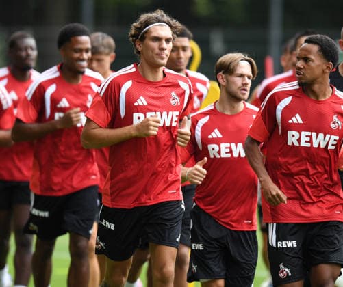 13.07.2026, xophax, Fussball 1.Bundesliga, 1.FC Koeln , Trainingsauftakt am Geissbockheim. V.l.n. rechts Julian Pauli , Jan Thielmann , Youssoupha Niang ( alle 1.FC Köln ) Koeln *** July 13, 2026, xophax, Soccer, Bundesliga 1, 1. FC Köln, Start of training at Geissbockheim; from left to right: Julian Pauli, Jan Thielmann, Youssoupha Niang—all of 1. FC Köln