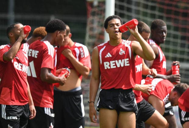 13.07.2026, xophax, Fussball 1.Bundesliga, 1.FC Koeln , Trainingsauftakt am Geissbockheim. Jahmai Simpson - Pusey (1.FC Köln ) , Trinkpause. Koeln *** July 13, 2026, xophax, Soccer, Bundesliga 1, 1. FC Köln, First day of training at Geissbockheim, Jahmai Simpson Pusey, 1. FC Köln, Water break, Cologne