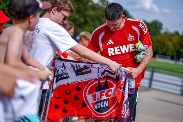 13.07.2026, Fußball, Trainingsauftakt 1.FC Köln, 1. Fußball Bundesliga, Geißbockheim, Saison 2026 2027: Luka Lochoshvili (FC Koeln 24) gibt Autogramme für die Fans beim ersten Training der neuen Saison 26 27 DFB regulations prohibit any use of photographs as image sequences and or quasi-video. Nordrhein-Westfalen Deutschland *** July 13, 2026, Soccer, 1. FC Köln s first training session, 1 Bundesliga, Geißbockheim, 2026–2027 season: Luka Lochoshvili of 1. FC Köln 24 signs autographs for fans during the first training session of the new 2026–2027 season. DFB regulations prohibit any use of photographs as image sequences and or quasi-video. North Rhine-Westphalia, Germany