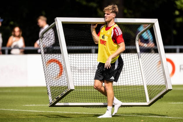COLOGNE, GERMANY - JULY 13: Marius Buelter (Bülter, Bulter, 1. FC Koeln, 30) carrying a goal during the first training session of season 2026 27 at Geissbockheim on July 13, 2026 in Cologne, Germany. North Rhine Westphalia Germany Copyright: xSteffiexWunderlx