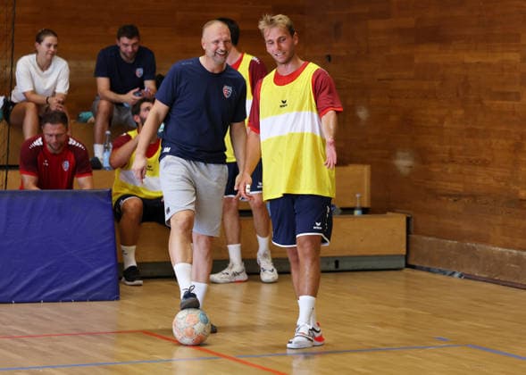 Bietigheim, Handball SG BBM Bietigheim Trainingsauftakt, v.l. Trainer Hartmut Mayerhoffer, Mathias Larson *** Bietigheim, Handball SG BBM Bietigheim: Start of Training; from left: Coach Hartmut Mayerhoffer, Mathias Larson