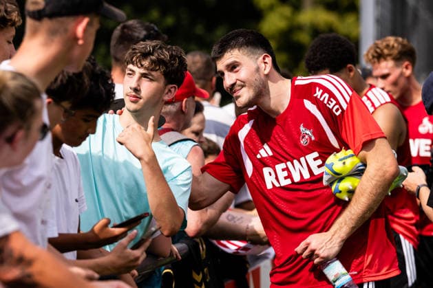COLOGNE, GERMANY - JULY 13: Luka Lochoshvili (1. FC Koeln, 24) interacting with fans during the first training session of season 2026 27 at Geissbockheim on July 13, 2026 in Cologne, Germany. North Rhine Westphalia Germany Copyright: xSteffiexWunderlx