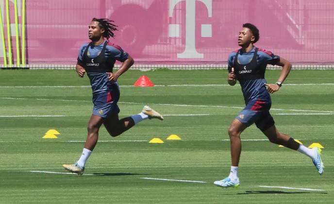 13.07.2026, FC Bayern Training , Saebenerstrasse Muenchen, Fussball, im Bild: Serge Gnabry (FC Bayern Muenchen) und Cassiano Kiala (FCBII) *** July 13, 2026, FC Bayern Training, Saebenerstrasse, Munich, Soccer, Sports, Pictured: Serge Gnabry of FC Bayern Munich and Cassiano Kiala of FCBII