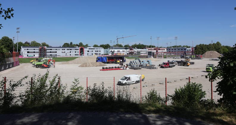 13.07.2026, FC Bayern Training , Saebenerstrasse Muenchen, Fussball, im Bild: Grosse Veraenderung bei FC Bayern Trainingsgelaende *** July 13, 2026, FC Bayern Training, Saebenerstrasse, Munich, Soccer, Sports, Pictured: Major Changes at FC Bayern s Training Facility