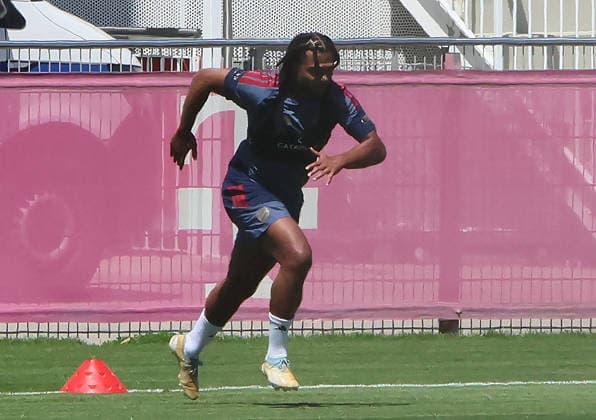 13.07.2026, FC Bayern Training , Saebenerstrasse Muenchen, Fussball, im Bild: Serge Gnabry (FC Bayern Muenchen) sprintet *** July 13, 2026, FC Bayern Training, Saebenerstrasse, Munich, Soccer, Sports, Pictured: Serge Gnabry of FC Bayern Munich sprinting