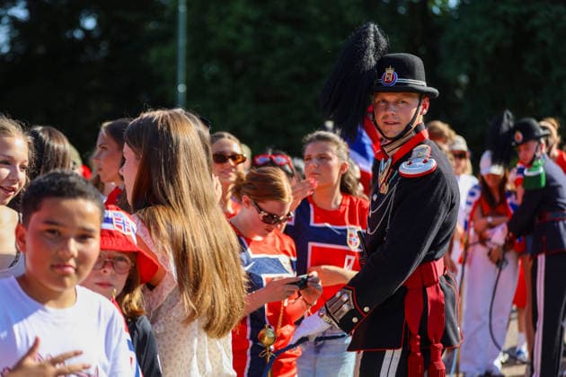 Herrelandslaget hylles i Oslo Oslo 20260713. Gardister jobber nar herrelandslaget i fotball blir mott av publikum pa Slottsplassen etter hjemkomsten til Norge fra USA mandag. Foto: Trond R. Teigen NTB Oslo Norge EDITORIAL USE ONLY. RESTRICTED USE FOR BETTING COMPANIES Ref:_SPOQLSZ6w8xe7A.jpg *** The men s national team is celebrated in Oslo Oslo 20260713 Guards are on duty as the men s national soccer team is welcomed by the crowd at Slottsplassen after returning to Norway from the U.S. on Monday. Photo: Trond R. Teigen, NTB, Oslo, Norway. EDITORIAL USE ONLY. RESTRICTED USE FOR BETTING. COMPANIES  Copyright: xTrondxR.xTeigenx xNTBx