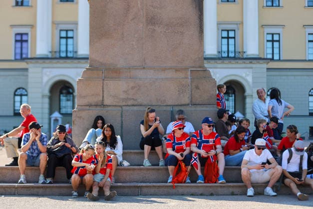Herrelandslaget hylles i Oslo Oslo 20260713. Noen har mott opp tidlig for a mote herrelandslaget i fotball pa Slottsplassen etter hjemkomsten til Norge fra USA mandag. Foto: Trond R. Teigen NTB Oslo Norge EDITORIAL USE ONLY. RESTRICTED USE FOR BETTING COMPANIES Ref:_SPOBXuYHSYwC3A.jpg *** Men s National Team Honored in Oslo Oslo 20260713 Some people arrived early to greet the men s national soccer team at Slottsplassen after their return to Norway from the U.S. on Monday. Photo: Trond R. Teigen, NTB, Oslo, Norway. EDITORIAL USE ONLY. RESTRICTED USE FOR BETTING COMPANIES  Copyright: xTrondxR.xTeigenx xNTBx