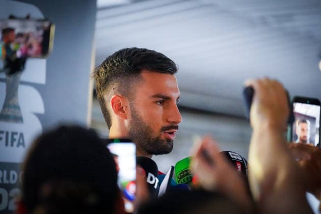 USA: Fußball FIFA World Cup, WM, Weltmeisterschaft, Fussball 2026, WM, Weltmeisterschaft, Halbfinale, Matchday -1, Media Opportunity der spanischen Nationalmannschaft vor dem Halbfinalspiel gegen Frankreich in Dallas, Texas im Mittelpunkt: Alex Baena (Alejandro Baena Rodriguez, Spanien) während der Interviews mit Medienvertretern. *** USA Soccer, 2026 FIFA World Cup, World Cup, World Championship, Semifinals, Matchday 1, Media opportunity with the Spanish national team ahead of their semifinal match against France in Dallas, Texas; spotlight on Alex Baena (Alejandro Baena Rodriguez), Spain, during interviews with media representatives Copyright: xJOERANxSTEINSIEKx