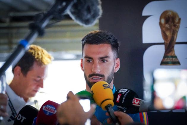 USA: Fußball FIFA World Cup, WM, Weltmeisterschaft, Fussball 2026, WM, Weltmeisterschaft, Halbfinale, Matchday -1, Media Opportunity der spanischen Nationalmannschaft vor dem Halbfinalspiel gegen Frankreich in Dallas, Texas im Mittelpunkt: Alex Baena (Alejandro Baena Rodriguez, Spanien) während der Interviews mit Medienvertretern. *** USA Soccer, 2026 FIFA World Cup, World Cup, World Championship, Semifinals, Matchday 1, Media opportunity with the Spanish national team ahead of their semifinal match against France in Dallas, Texas; spotlight on Alex Baena (Alejandro Baena Rodriguez), Spain, during interviews with media representatives Copyright: xJOERANxSTEINSIEKx