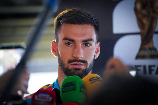 USA: Fußball FIFA World Cup, WM, Weltmeisterschaft, Fussball 2026, WM, Weltmeisterschaft, Halbfinale, Matchday -1, Media Opportunity der spanischen Nationalmannschaft vor dem Halbfinalspiel gegen Frankreich in Dallas, Texas im Mittelpunkt: Alex Baena (Alejandro Baena Rodriguez, Spanien) während der Interviews mit Medienvertretern. *** USA Soccer, 2026 FIFA World Cup, World Cup, World Championship, Semifinals, Matchday 1, Media opportunity with the Spanish national team ahead of their semifinal match against France in Dallas, Texas; spotlight on Alex Baena (Alejandro Baena Rodriguez), Spain, during interviews with media representatives Copyright: xJOERANxSTEINSIEKx