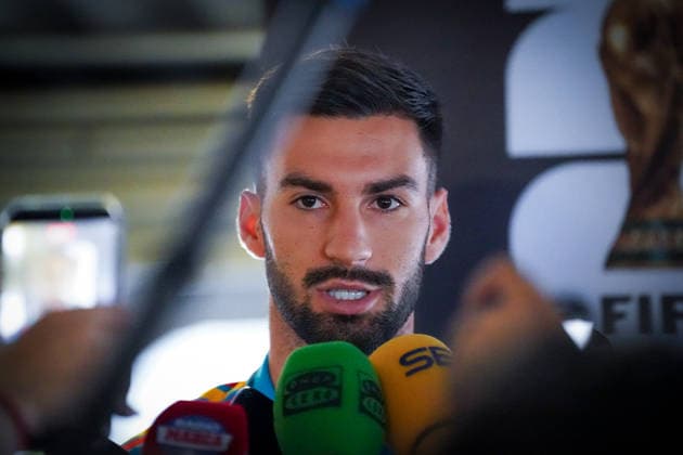 USA: Fußball FIFA World Cup, WM, Weltmeisterschaft, Fussball 2026, WM, Weltmeisterschaft, Halbfinale, Matchday -1, Media Opportunity der spanischen Nationalmannschaft vor dem Halbfinalspiel gegen Frankreich in Dallas, Texas im Mittelpunkt: Alex Baena (Alejandro Baena Rodriguez, Spanien) während der Interviews mit Medienvertretern. *** USA Soccer, 2026 FIFA World Cup, World Cup, World Championship, Semifinals, Matchday 1, Media opportunity with the Spanish national team ahead of their semifinal match against France in Dallas, Texas; spotlight on Alex Baena (Alejandro Baena Rodriguez), Spain, during interviews with media representatives Copyright: xJOERANxSTEINSIEKx