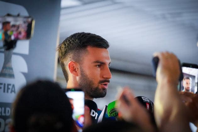 USA: Fußball FIFA World Cup, WM, Weltmeisterschaft, Fussball 2026, WM, Weltmeisterschaft, Halbfinale, Matchday -1, Media Opportunity der spanischen Nationalmannschaft vor dem Halbfinalspiel gegen Frankreich in Dallas, Texas im Mittelpunkt: Alex Baena (Alejandro Baena Rodriguez, Spanien) während der Interviews mit Medienvertretern. *** USA Soccer, 2026 FIFA World Cup, World Cup, World Championship, Semifinals, Matchday 1, Media opportunity with the Spanish national team ahead of their semifinal match against France in Dallas, Texas; spotlight on Alex Baena (Alejandro Baena Rodriguez), Spain, during interviews with media representatives Copyright: xJOERANxSTEINSIEKx
