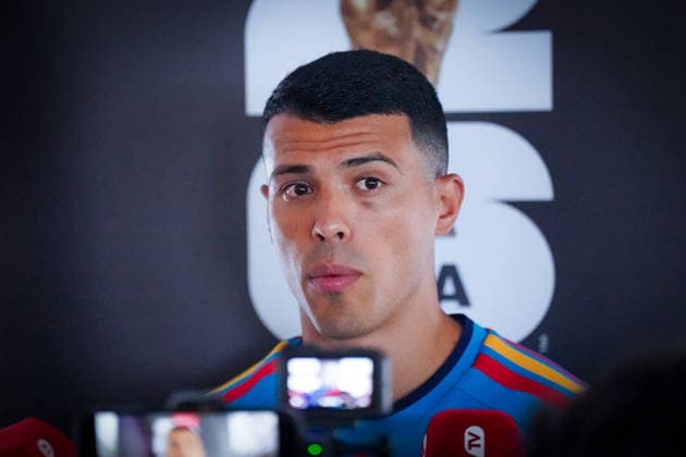 USA: Fußball FIFA World Cup, WM, Weltmeisterschaft, Fussball 2026, WM, Weltmeisterschaft, Halbfinale, Matchday -1, Media Opportunity der spanischen Nationalmannschaft vor dem Halbfinalspiel gegen Frankreich in Dallas, Texas im Mittelpunkt: Pedro Porro (Spanien) während der Interviews mit Medienvertretern. *** USA Soccer FIFA World Cup 2026, World Cup, World Championship, Semifinals, Matchday 1, Media opportunity for the Spanish national team ahead of the semifinal match against France in Dallas, Texas; Pedro Porro of Spain takes center stage during interviews with media representatives Copyright: xJOERANxSTEINSIEKx