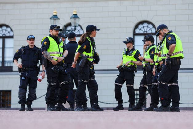 Herrelandslaget hylles i Oslo Oslo 20260713. Politiet til stedet nar herrelandslaget i fotball blir mott av publikum pa Slottsplassen etter hjemkomsten til Norge fra USA mandag. Foto: Trond R. Teigen NTB Oslo Norge EDITORIAL USE ONLY. RESTRICTED USE FOR BETTING COMPANIES Ref:_SPOspPxEcbVnJA.jpg *** Men s National Team Honored in Oslo Oslo 20260713 Police are on the scene as the men s national soccer team is greeted by the crowd at Slottsplassen after returning to Norway from the U.S. on Monday. Photo: Trond R. Teigen, NTB, Oslo, Norway. EDITORIAL USE ONLY. RESTRICTED USE FOR BETTING. COMPANIES  Copyright: xTrondxR.xTeigenx xNTBx